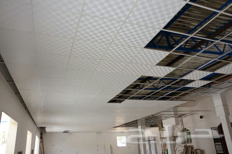 سقف مستعار مع إضاءة LED مدمجة